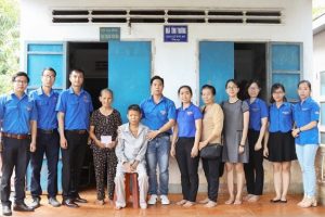 Thanh niên PV Gas phối hợp với các đơn vị đến thăm, tặng quà gia đình nạn nhân dioxin tại Bà Rịa-Vũng Tàu.